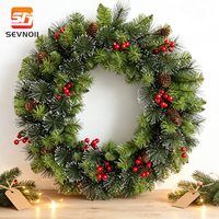 Couronne de Noël pour porte d'entrée, couronne artificielle en pin avec des accents blancs délicats, baies rouges et cônes de pin pour décoration