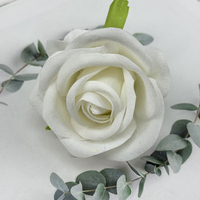 Rose artificielle faite à la main en velours avec tête de perle, idéale pour la décoration intérieure, mariages, fêtes et rentrée scolaire – Vente directe usine