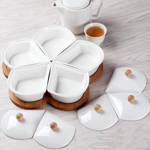 <span class=keywords><strong>Service</strong></span> <span class=keywords><strong>de</strong></span> table : Ensemble <span class=keywords><strong>de</strong></span> 5 bols à condiments et à trempettes en céramique blanche, compartimentés, avec couvercles et plateau en bambou - Product Image 4