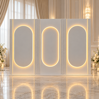 Mur de toile de fond de mariage blanc brillant à 3 panneaux avec découpe en arche rétroéclairée par LED, modulaire, pour les murs de scène de cérémonie d'hôtel