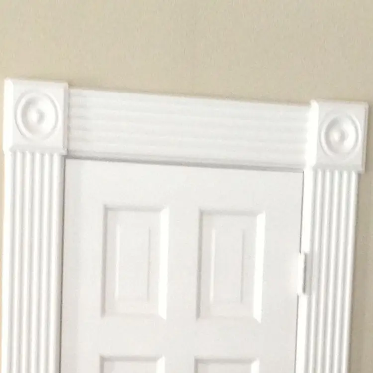 उच्च गुणवत्ता घर सजावट सफेद मुख्य प्लास्टिक दरवाजा आवरण फ्रेम Moldings के लिए डिजाइन आउटडोर सजावट