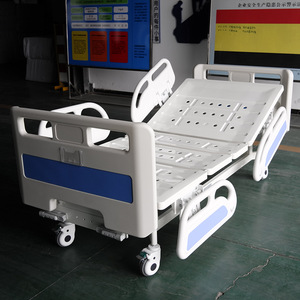 Cama Hospitalaria Manual Xin Yuchen YC-B03 Blanca de ABS Perforado con Frenos de Control Central para Cuidados de Enfermería - Product Image 1