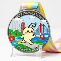 Médaille sportive personnalisée en alliage de zinc, frappée à l'emporte-pièce, émail souple, finition argentée, motif mascotte, coureur, paysage urbain, récompense souvenir