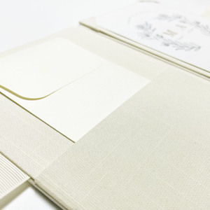 Folio de invitación de boda de lino personalizado, folio de invitación de lino color crema claro, lino crema premium. Soporte para esquinas de cinta - Product Image 3