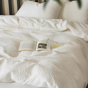 Juego de funda de edredón de satén de cuatro piezas de grado hotelero, ropa de cama de tela blanca pura para el hogar, para comodidad y estilo - Product Image 1