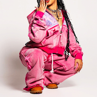 Ensemble de survêtement rose personnalisé avec patchs appliqués imprimés, comprenant un sweat à capuche zippé et un pantalon de jogging coupe courte, effet délavé à l'acide