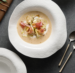 Bol à salade en grès blanc à bord irrégulier, vaisselle en céramique écologique pour restaurant, service de desserts, soupes et fêtes - Product Image 3