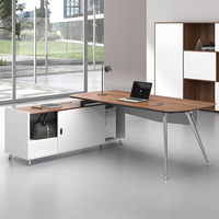 Eleganti mobili da ufficio moderni europei a forma di tavolo da scrivania con gamba in alluminio cromato