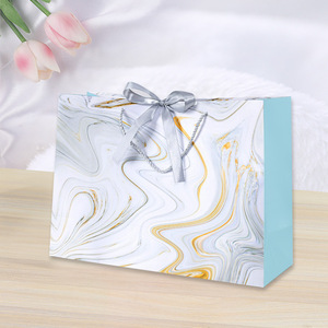Poignée de ruban de luxe Emballage de magasinage de boutique Sacs cadeaux en papier fourre-tout européens imprimés personnalisés avec logo - Product Image 4