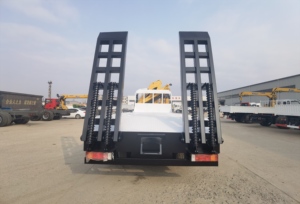 Camion de remorquage et de dépannage routier avec grue intégrée à plateau plat - Offre Spéciale - Product Image 4