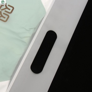 Sacs d'emballage en plastique biodégradable mat/givré personnalisés avec valve et fermeture éclair pour t-shirts, maillots de bain, chaussettes, chaussures, avec logo - Product Image 2