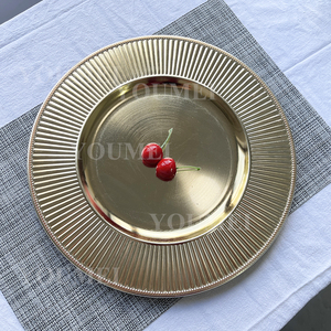 Assiettes de présentation élégantes en plastique doré, motif soleil radial, 13 pouces, pour mariages, banquets et décorations de fête - Product Image 3