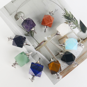 Vente en gros de nouveaux pendentifs en cristal, pierres semi-précieuses naturelles polies, pendentif polyèdre en cristal pour la décoration - Product Image 2