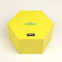 Boîte à montre hexagonale en bois recouverte de feutre jaune, doublure en velours noir, logo personnalisé, boîte de rangement pour montre, pour l'emballage et la présentation des montres