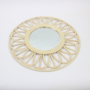 Specchio da appendere a parete decorativo intrecciato a forma di girasole scavato, specchio per il trucco a strisce di bambù fatto a mano - Product Image 2