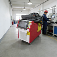 Machine de nettoyage au laser pulsé pour le traitement des surfaces de meubles en bois et l'élimination de la rouille