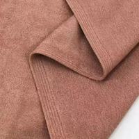 Tissu en polyester et élasthanne avec un côté en daim