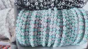 L'élégance artisanale faite sur mesure à votre collection d'accessoires avec ces bracelets floraux en perles de verre. Idéal pour les fêtes - Product Image 4