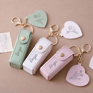 Llavero de piel sintética con forma de cubo para bálsamo labial y protector labial, estuche de viaje con espejo - Product Image 2