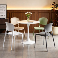Chaises empilables de couleurs claires en gros pour l'extérieur, mobilier de patio, chaise de jardin en plastique, ensemble de mobilier de jardin extérieur