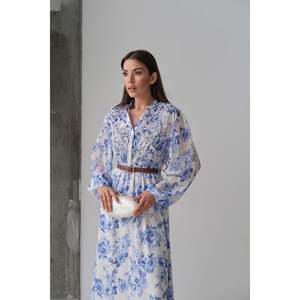 Robe élégante en mousseline de soie bleue à motifs floraux, coupe trapèze, col carré, taille naturelle, idéale pour les invitées de mariage - Product Image 3