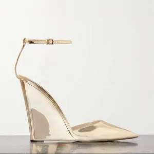 2024 Роскошная брендовая дизайнерская стильная металлическая золотистая Лакированная обувь на танкетке с ремешком на щиколотке для женщин