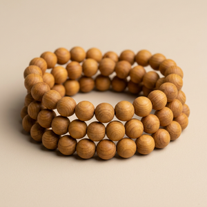 Perles de prière bouddhistes Riddhi Siddhi, Mala/Rosary, en bois de santal naturel brun doré foncé, provenant du Rajasthan. - Product Image 1