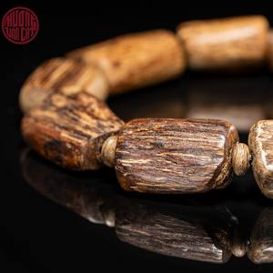 สร้อยข้อมือลูกปัดไม้ก่าธรรมชาติขนาดกลางเกรดใกล้จมลูกปัดรูปทรงอินทรีย์เครื่องประดับมีกลิ่นหอม - Product Image 3