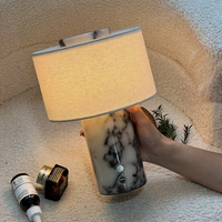 Lampe de table moderne en marbre, abat-jour en tissu, lampe de chevet LED à piles pour chambre à coucher, hôtel, chambre d'hôtes, décoration intérieure