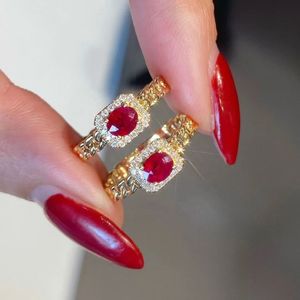 Anillo Cubano Xinfly de Oro Sólido de 18k con Rubí Color Sangre de Pichón de 0.39ct y Diamante de 0.1ct - Product Image 4