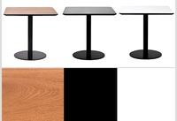 Table de café carrée moderne avec plateau en stratifié de chêne et base en métal noir