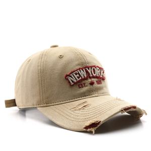 หมวกเบสบอลแบบมีรอยขาดที่ได้แรงบันดาลใจจากย้อนยุคงานปักระดับพรีเมี่ยมบนผ้าที่มีการฉีกอย่างมีกลยุทธ์เพื่อให้ได้ลุคที่ไม่เหมือนใคร - Product Image 1