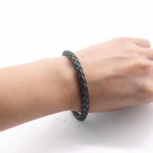 ยูนิค สร้อยข้อมือแบบเปิดทอจากเหล็กไทเทเนียม สีดำ สำหรับผู้ชายและผู้หญิง - Product Image 4