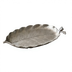 Plateau de service en métal en forme de feuille, finition argentée avec texture veineuse détaillée, vaisselle de luxe pour la maison et le salon - Product Image 1