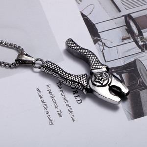 Pendentif en forme de pince en acier titane avec gravure d'étoile pour hommes et femmes, collier de style vintage SP594 - Product Image 3