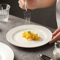 Assiette de table ronde en céramique blanche personnalisable avec logo, idéale pour hôtels et restaurants, compatible micro-ondes et lave-vaisselle