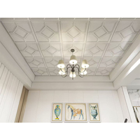 Panneau de plafond en PVC facile à installer, panneau décoratif en PVC de luxe, panneaux de plafond 3D, mur de fond avec détails dorés pour la maison