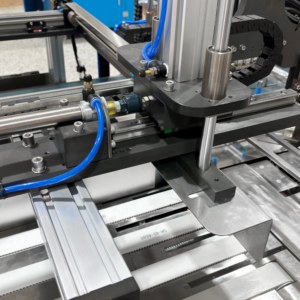 Machine d'emballage entièrement automatique et personnalisée à double poussée pour gants, kits jetables quatre pièces et autres produits - Product Image 4