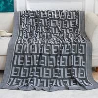 Großhandel 100% Polyester Jacquard Flugzeug Überwurf decken Brief gewebte geometrische moderne feste Bettdecke für Herbst Home Travel