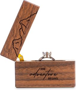 Boîte à bijoux rectangulaire en bois gravée sur mesure sur le thème de l'aventure pour le rangement des bagues de mariage et de fiançailles, décoration de table - Product Image 1