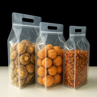 Glanzende transparante zak met platte bodem, zijvouwen en handvat, staande plastic verpakking voor gedroogd fruit, noten en voedsel.
