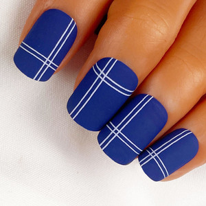Faux <span class=keywords><strong>ongles</strong></span> carrés courts à presser, motif quadrillé chic <span class=keywords><strong>bleu</strong></span> <span class=keywords><strong>marine</strong></span> mat <span class=keywords><strong>et</strong></span> lignes blanches, de haute qualité, faciles à appliquer - Product Image 5