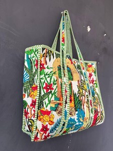 กระเป๋าผ้าฝ้ายลายควิลท์ งานดีไซน์เนอร์ งานพิมพ์บล็อกแบบอินเดีย เย็บอย่างประณีต กระเป๋าสะพายไหล่สำหรับเดินทางและช้อปปิ้ง - Product Image 4