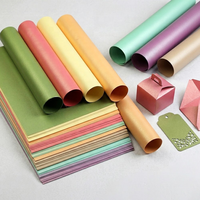 Papier nacré argenté blanc glacé, papier artistique métallique chatoyant pour la conception de boîtes à bijoux de luxe et de couvertures de menus