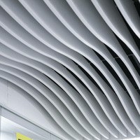 Plafond en aluminium à lamelles ondulées, profil de plafond incurvé, panneaux à motif bois pour centre commercial, aéroport