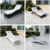 Chaise longue d'extérieur en rotin courbé, structure en fer, résistante aux intempéries, avec dossier réglable et coussin