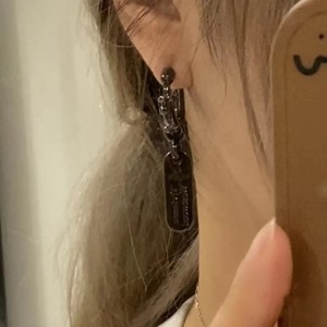 Pendientes de Aro Finos Geométricos Chapados en Oro con Colgante Grande de Letra Saturno, Joyería de Lujo para Mujer, Estilo Emperatriz Occidental - Product Image 3