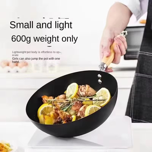 Wok miniature personnalisé de 20 cm, en fonte, noir, antiadhésif, avec couvercle en verre et poignée en bois, compatible avec les cuisinières à gaz - Product Image 3