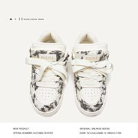 Chaussures décontractées pour hommes 2025 Guangzhou, style basse tige 'Bread' avec haute résistance à l'usure, design 'Small Fragrant' pour la marche des hommes et des femmes