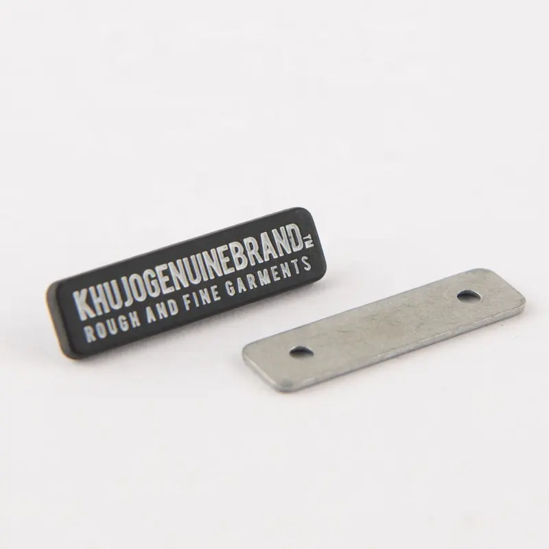 Insignias de nombre de metal de aleación de zinc personalizadas para ropa de marca alemana
